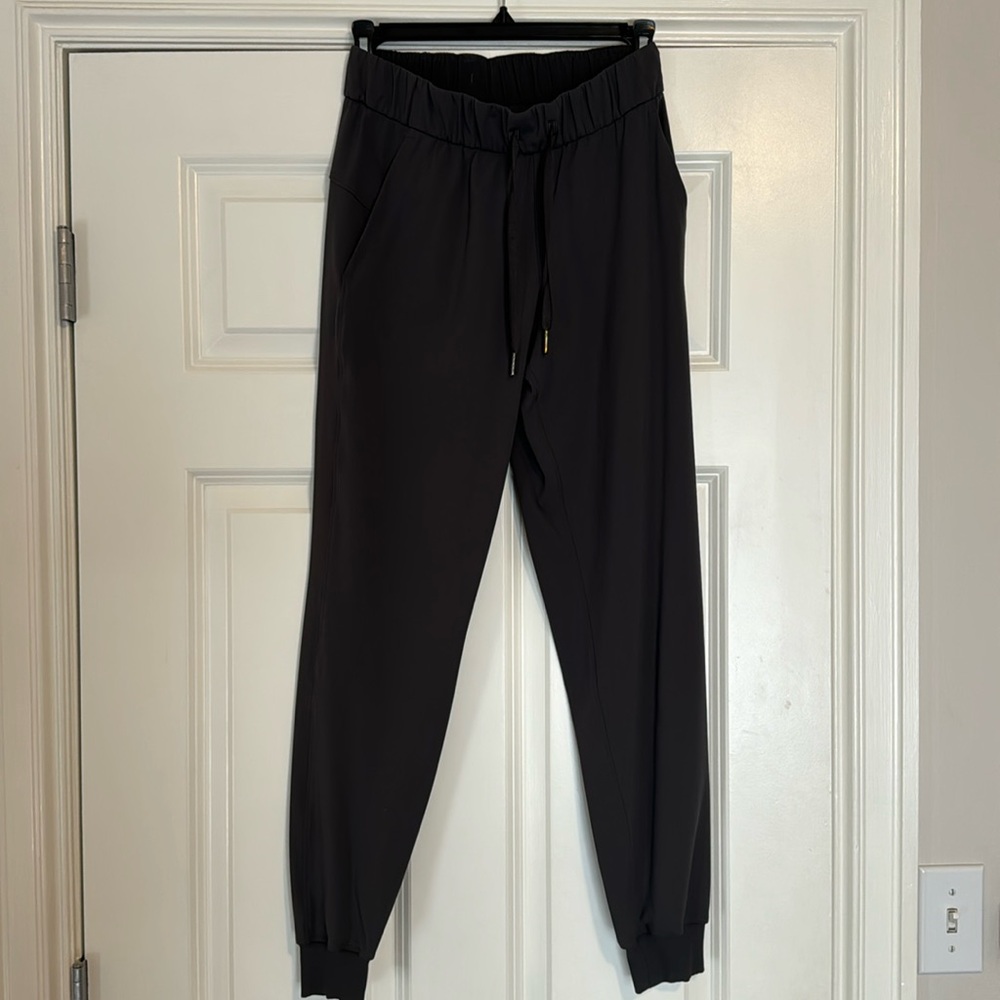 Lululemon On the Fly Mid Rise Jogger in Graphite Grey